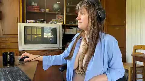 Snapshot of claire_moulin chatting on July 1, 12:29 pm Claire Moulin online show from July 1, 12:29 pm