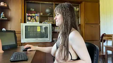 Snapshot of claire_moulin chatting on July 8, 8:52 am Claire Moulin online show from July 8, 8:52 am