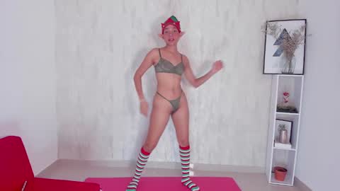 Snapshot of clara_tenssio chatting on December 21, 9:44 am Clara online show from December 21, 9:44 am