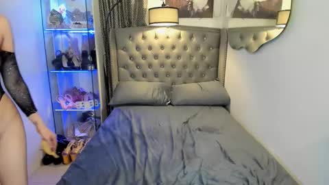 Snapshot of claudia_empress chatting on October 18, 10:10 pm Naughty Claudia online show from October 18, 10:10 pm