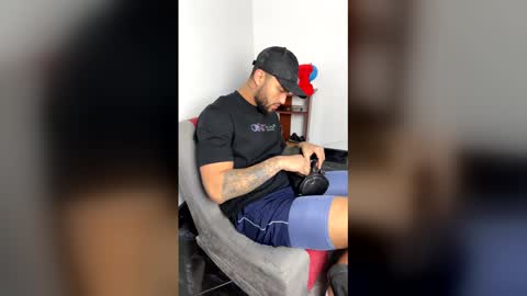 Snapshot of claybrown_ chatting on February 24, 3:04 am Clay online show from February 24, 3:04 am