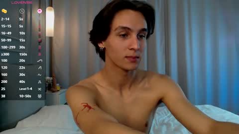 Snapshot of cleo_strings_ chatting on August 1, 10:41 pm Cleo online show from August 1, 10:41 pm