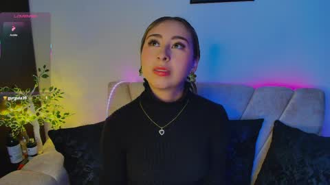 Snapshot of cloe_martinezz_ chatting on May 8, 7:36 am cloe_martinezz_ online show from May 8, 7:36 am