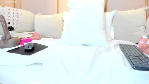 Snapshot of cloehap chatting on December 4, 3:32 pm Cloe online show from December 4, 3:32 pm