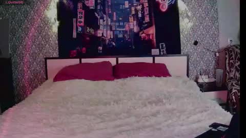 closertous online show from December 15, 2:54 pm