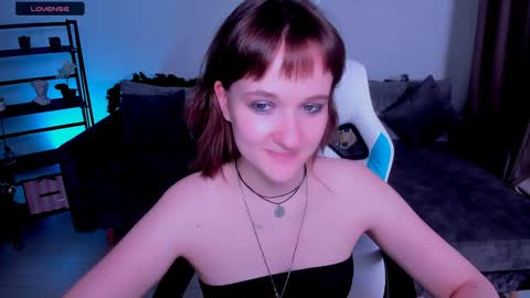 Snapshot of clover_red chatting on December 28, 6:29 pm Clover follow me online show from December 28, 6:29 pm