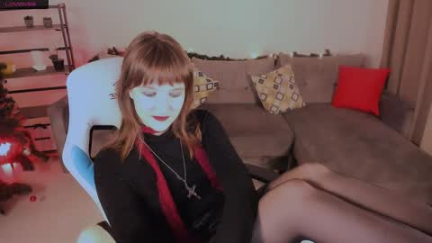 Snapshot of clover_red chatting on January 12, 2:52 pm Clover follow me online show from January 12, 2:52 pm