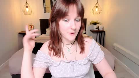Snapshot of clover_red chatting on February 5, 9:57 am Clover follow me online show from February 5, 9:57 am