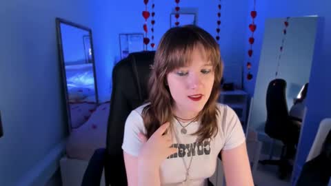 Snapshot of clover_red chatting on February 13, 2:09 pm Clover follow me online show from February 13, 2:09 pm