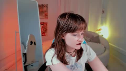 Snapshot of clover_red chatting on February 18, 5:21 pm Clover follow me online show from February 18, 5:21 pm