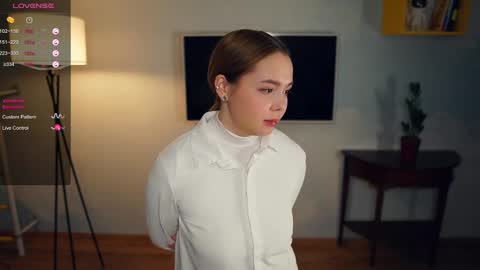 Hi everybody Im Lily Today is my first day here Lets get acquainted online show from December 18, 2:32 am