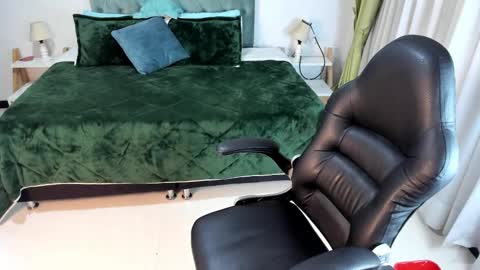 Snapshot of clown_face chatting on February 18, 9:54 am emely dolce online show from February 18, 9:54 am