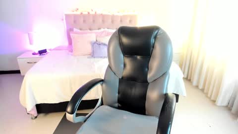 Snapshot of clown_face chatting on September 28, 3:28 pm emely dolce online show from September 28, 3:28 pm