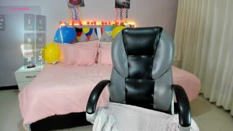 Snapshot of clown_face chatting on June 21, 3:36 pm emely dolce online show from June 21, 3:36 pm