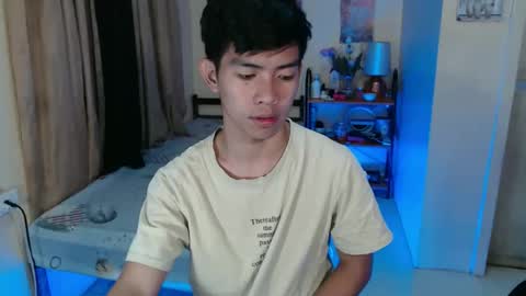 Snapshot of clyde_twinkx chatting on April 3, 8:18 pm clyde_twinkx online show from April 3, 8:18 pm