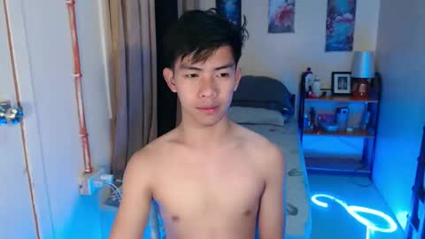 Snapshot of clyde_twinkx chatting on April 11, 11:25 am clyde_twinkx online show from April 11, 11:25 am