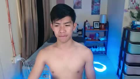 Snapshot of clyde_twinkx chatting on April 16, 4:46 am clyde_twinkx online show from April 16, 4:46 am