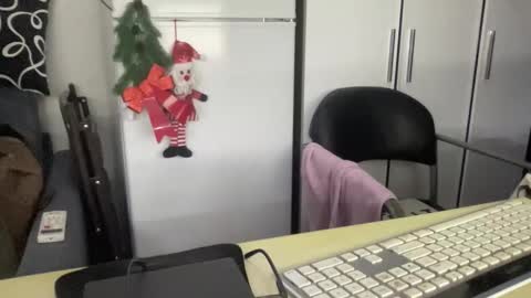 Snapshot of coach_karl chatting on December 21, 11:45 pm Coach Karl Porn Star Tip me all the way to my next trip online show from December 21, 11:45 pm