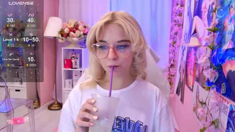 Mia online show from September 9, 11:43 am