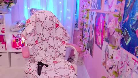 Snapshot of coconut_mia chatting on February 12, 8:59 pm Mia online show from February 12, 8:59 pm