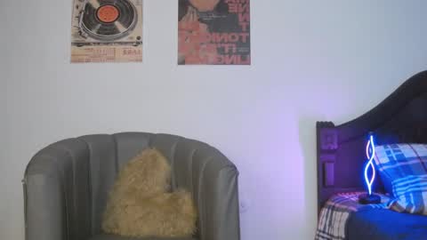 Coralie Bronson online show from February 26, 1:37 am