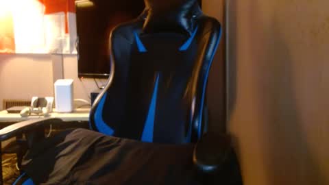 Snapshot of cosmicjones88 chatting on December 29, 4:27 am cosmicjones88 online show from December 29, 4:27 am