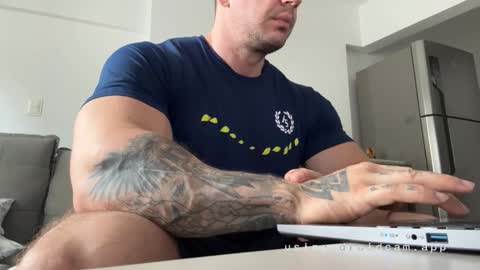 Snapshot of couplemuscle40 chatting on October 1, 12:44 pm couplemuscle40 online show from October 1, 12:44 pm