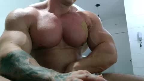 Snapshot of couplemuscle40 chatting on October 6, 1:36 am couplemuscle40 online show from October 6, 1:36 am