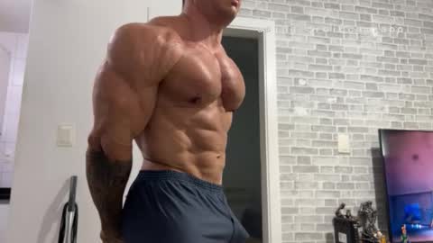 couplemuscle40 online show from February 12, 12:33 pm