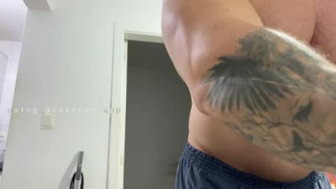 couplemuscle40 online show from April 15, 11:49 pm