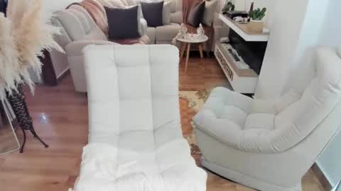 Snapshot of crazygirlsweet chatting on February 27, 1:33 pm LAURA online show from February 27, 1:33 pm