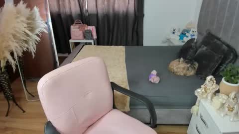 Snapshot of crazygirlsweet chatting on March 3, 3:29 pm LAURA online show from March 3, 3:29 pm