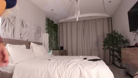 ALEXA AND WALLY online show from December 16, 8:08 am