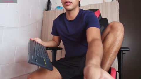 Snapshot of crh58_ chatting on February 18, 7:10 pm crh58_ online show from February 18, 7:10 pm