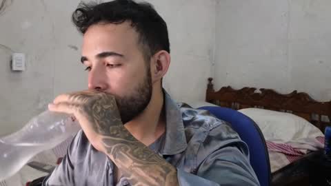 Snapshot of cris_simons chatting on December 15, 3:24 am cris_simons online show from December 15, 3:24 am