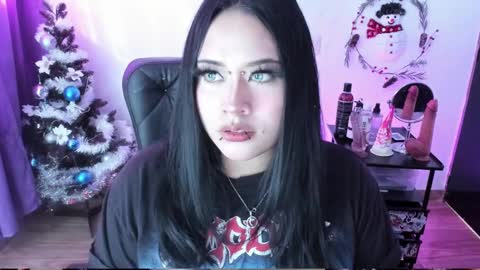 Snapshot of cristal_kosh chatting on December 7, 1:18 pm Cris online show from December 7, 1:18 pm