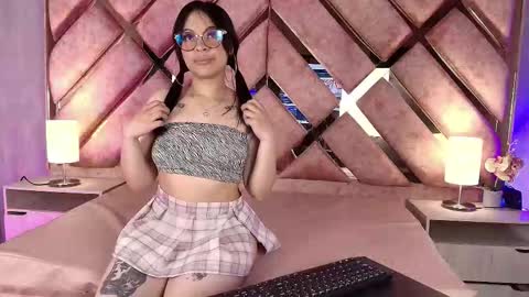 Snapshot of cristal_violeta chatting on December 5, 2:36 pm CRISTAL VIOLETA online show from December 5, 2:36 pm