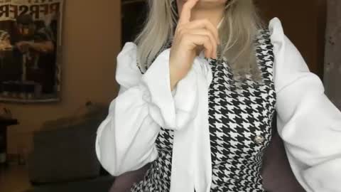 cristalbi online show from March 8, 5:28 pm