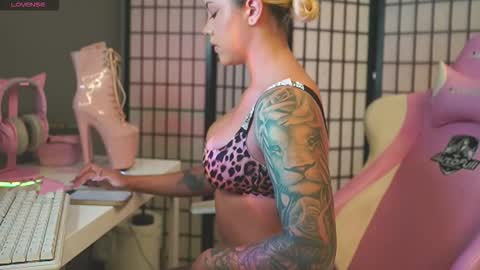 Laura online show from December 3, 2:41 am