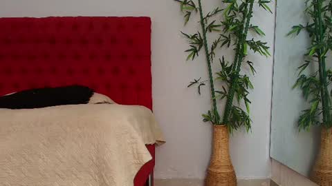 Snapshot of cristina_aznar chatting on June 17, 7:04 pm Cris online show from June 17, 7:04 pm