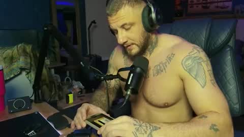 Snapshot of crushdaddyxxx chatting on February 4, 7:03 am Crush Daddy online show from February 4, 7:03 am