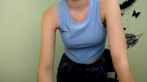 Snapshot of crystalgirl__ chatting on February 26, 7:53 am Stella online show from February 26, 7:53 am