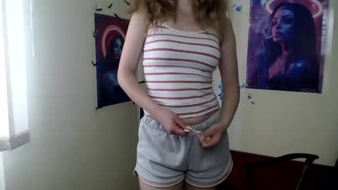 Snapshot of crystalgirl__ chatting on June 15, 6:26 am Stella online show from June 15, 6:26 am