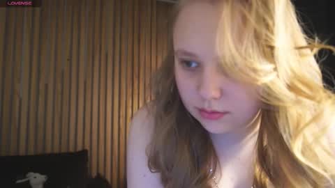 crystallpaws_ online show from December 23, 6:22 am