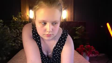 crystallpaws_ online show from May 24, 5:45 am
