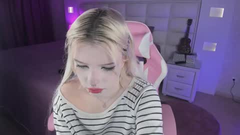 Snapshot of cuddly_kitten chatting on September 22, 10:12 pm Cuddly Kitten online show from September 22, 10:12 pm