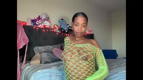 cum2charmxx online show from October 19, 12:44 am