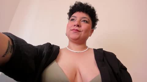 Snapshot of curly_cam_queen chatting on February 10, 3:21 pm Bruna  online show from February 10, 3:21 pm