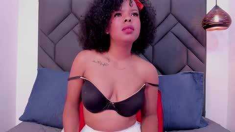 Snapshot of curly_cataleya chatting on February 16, 7:43 pm Cataleya online show from February 16, 7:43 pm