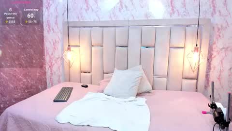 Snapshot of curvy_alyanna chatting on September 12, 11:43 am Alyanna online show from September 12, 11:43 am